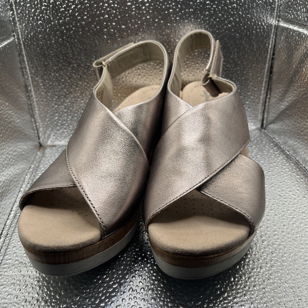 Clarks Collection Soft Cammy Pearl Cross Strap Sandal Wedge Gold 10M